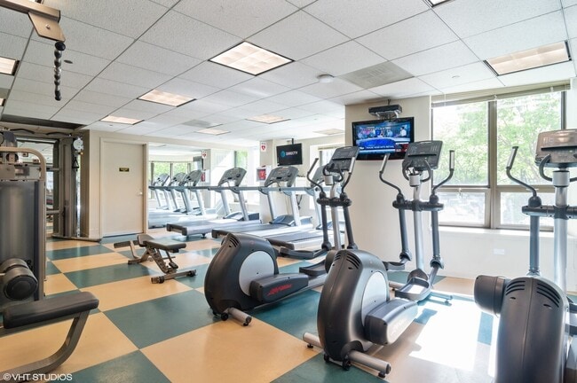 Building Photo - 400 N La Salle Dr