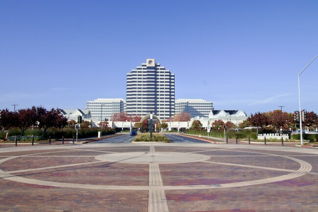 Building Photo - 129 E Court Ln