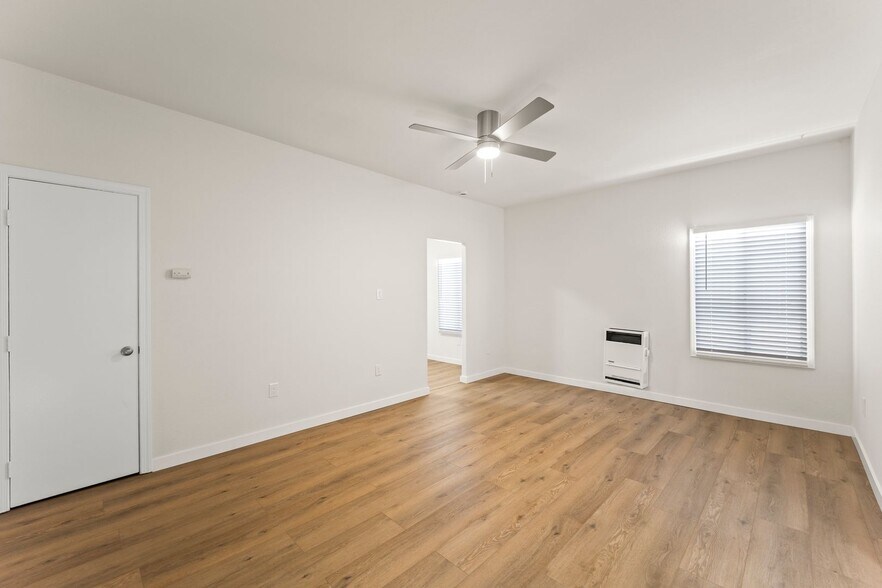 Building Photo - 842 W 83rd St