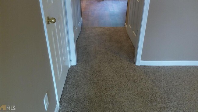 Building Photo - 1652 Hallmark Hills Dr