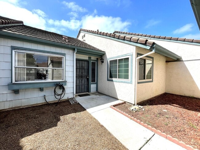 Building Photo - Single Story Townhome in Escondido!