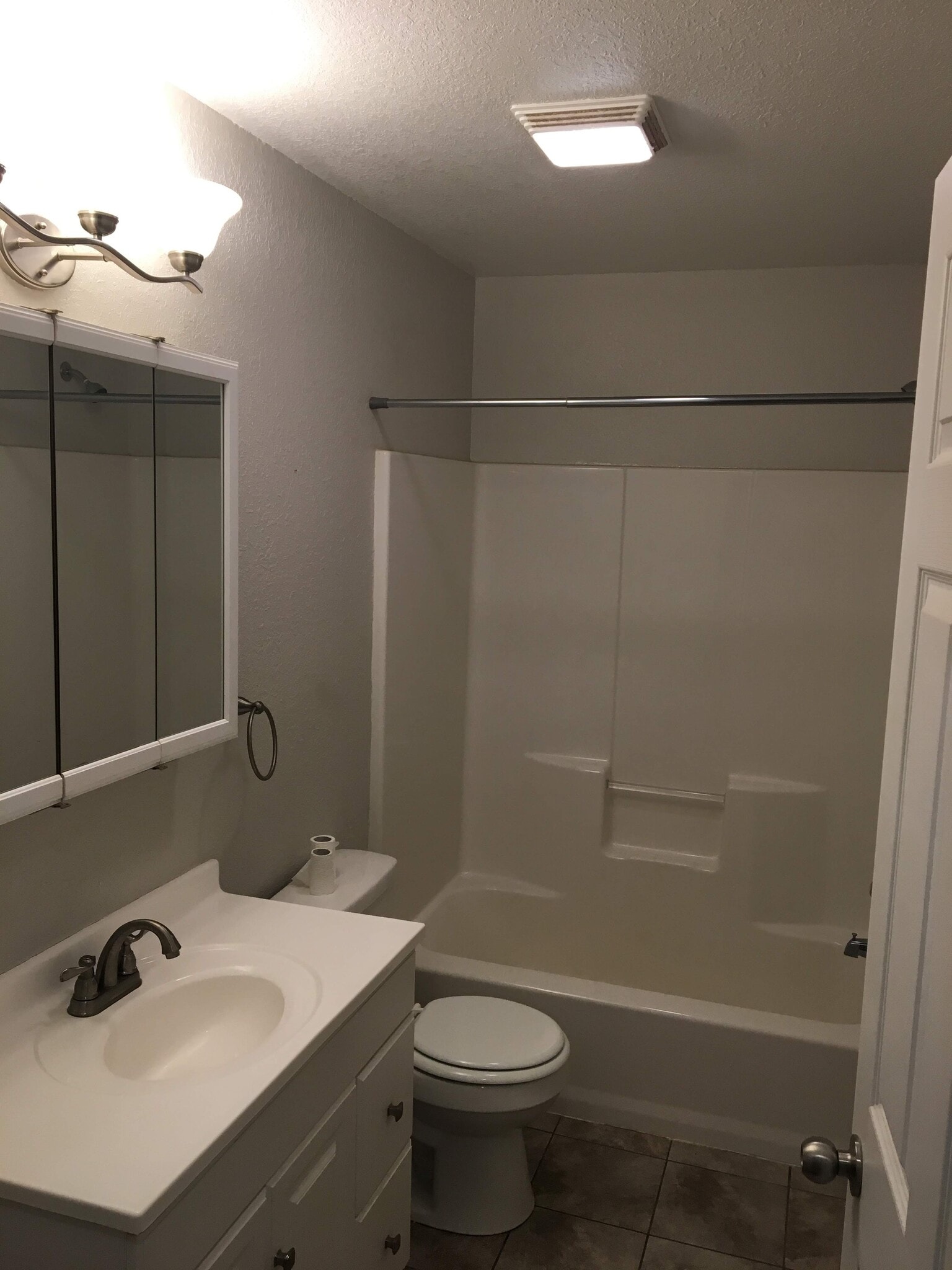 main bathroom - 1622 S Whittle Ave