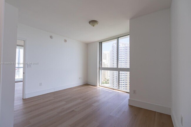 Building Photo - 495 Brickell Ave
