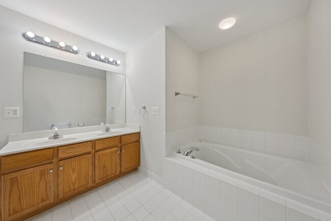 Building Photo - Beautiful End-Unit Townhome-Style Condo Ne...