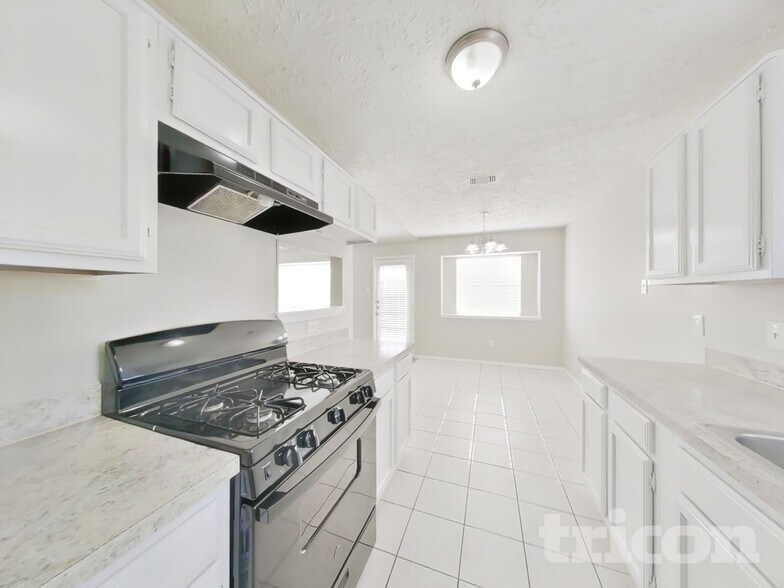 Building Photo - 2802 N Spring Dr