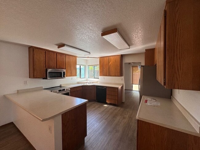 Building Photo - Beautiful 3 Bedroom House in Desirable "M"...