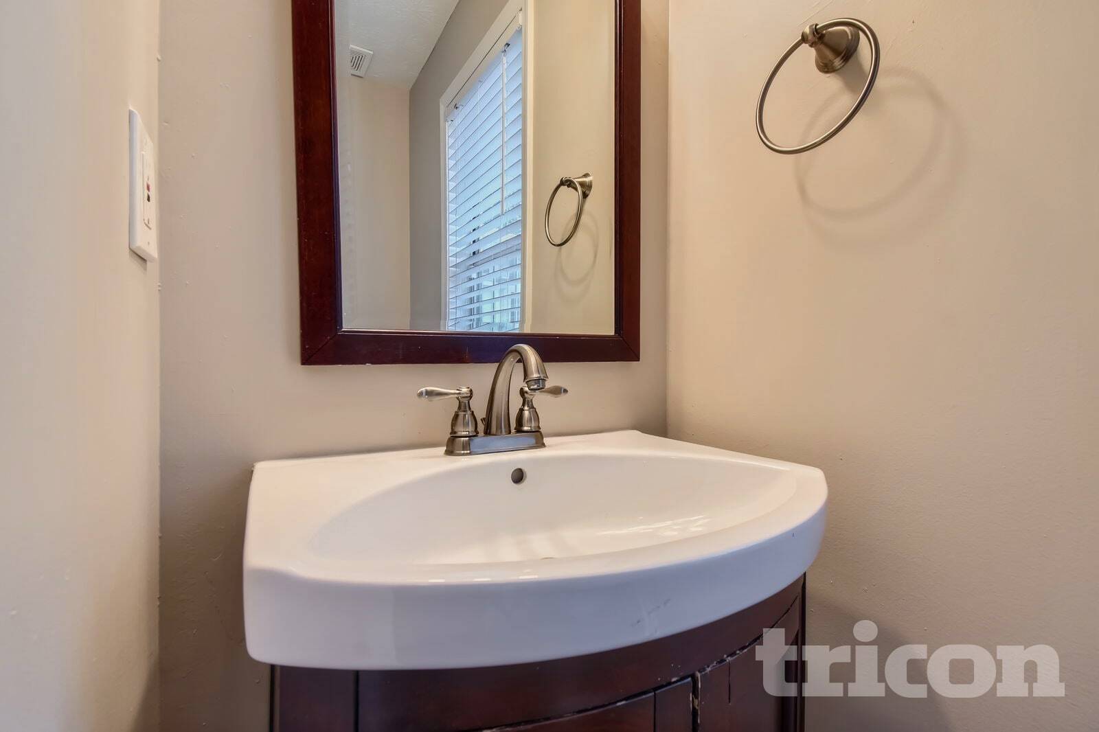 Building Photo - 407 Emerald Trce