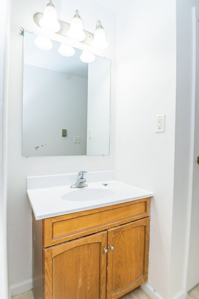 Building Photo - 2 bed 1 bath duplex in Portage