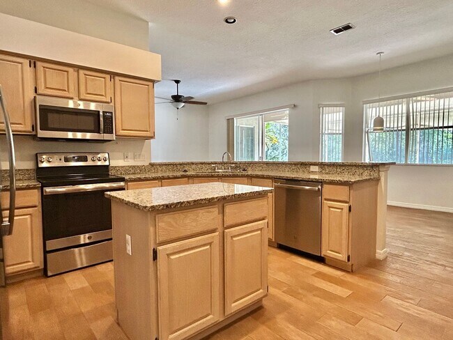 Building Photo - Beautiful Home with Water View in Eastwood!