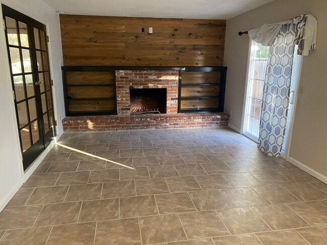 Building Photo - Cute home for rent in Visalia!