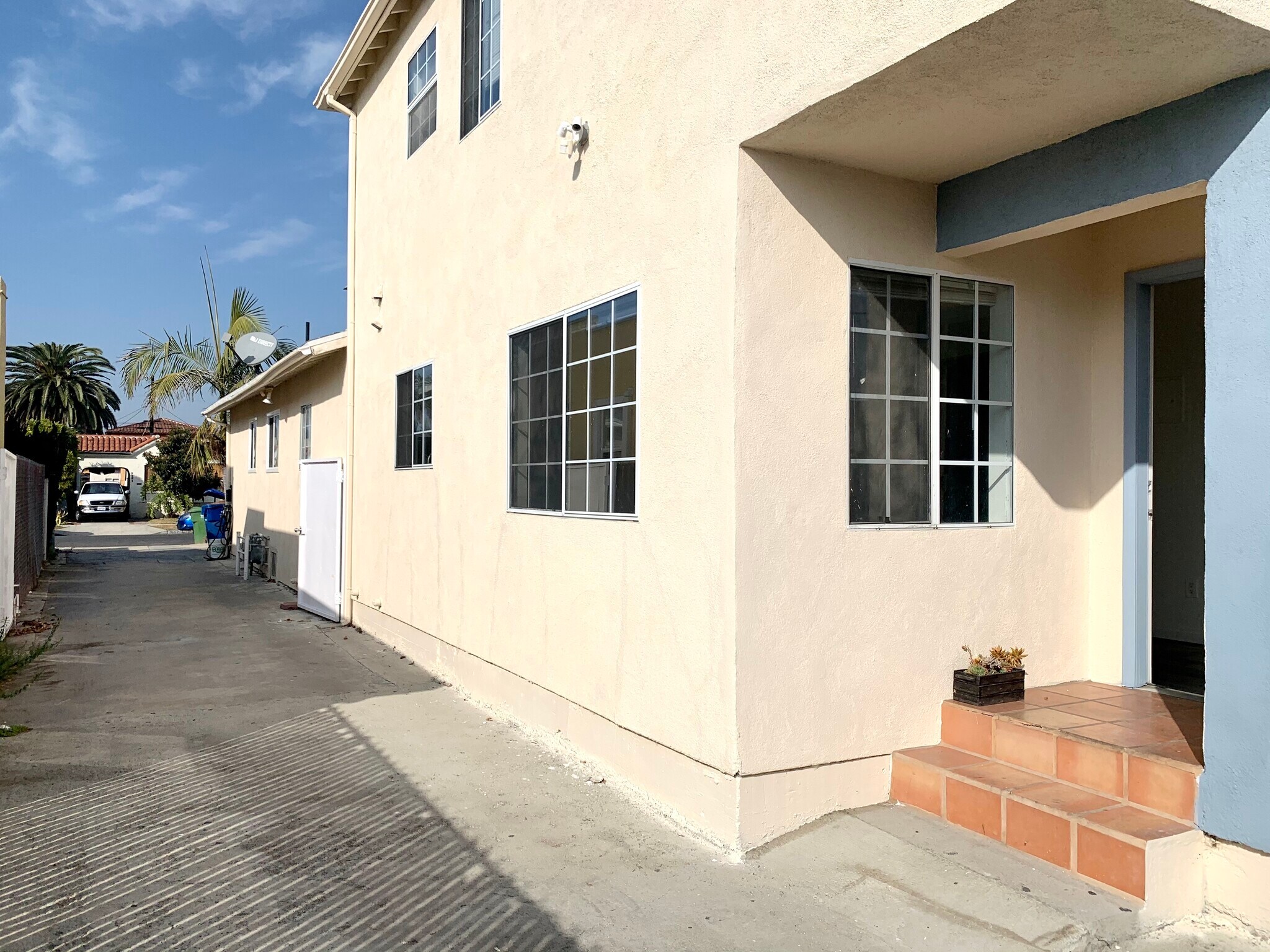 Building Photo - 2134 S Cloverdale Ave