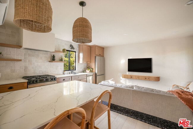 Building Photo - 1031 Havenhurst Dr