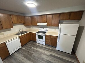Building Photo - 2 bedroom, 1 bath apartment with large sha...