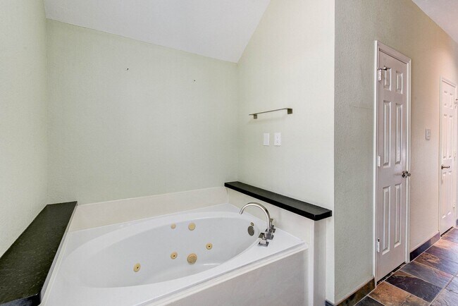 Building Photo - Stunning 4-Bedroom, 2.5-Bathroom Home with...
