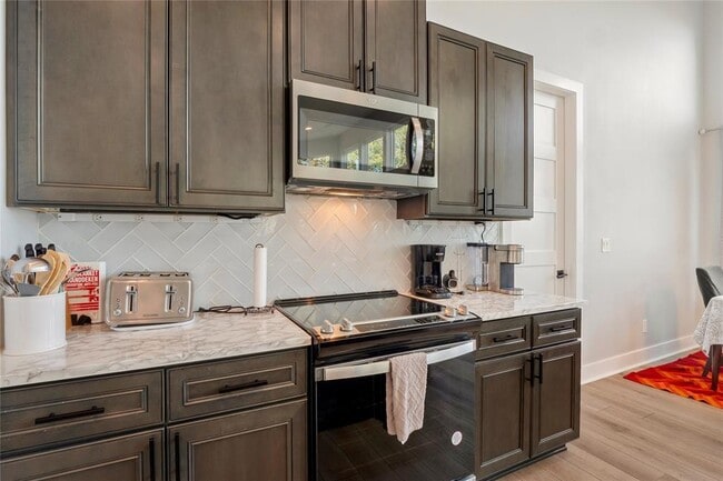 Building Photo - 300 Summit Ridge Dr N