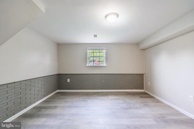 Building Photo - 724 N Argonne Ave