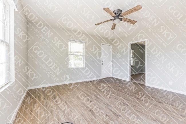 Building Photo - 806 W 7th St