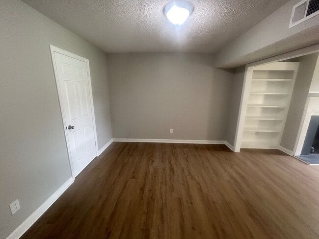 Building Photo - 137 Lionsgate Dr