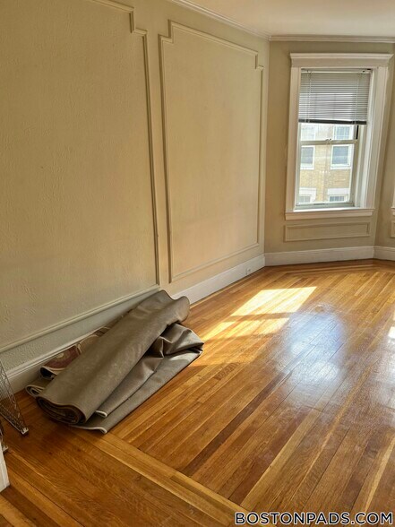 Building Photo - 86 Maple St