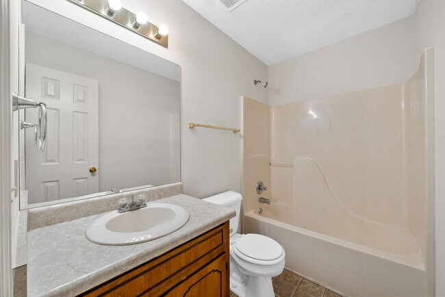 Building Photo - 3 Bedroom Pet Friendly Home For Rent Near 101st Parkway!