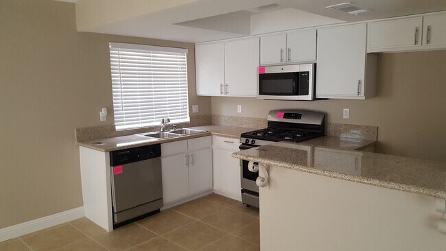 Building Photo - Beautiful 2 bedrooms home