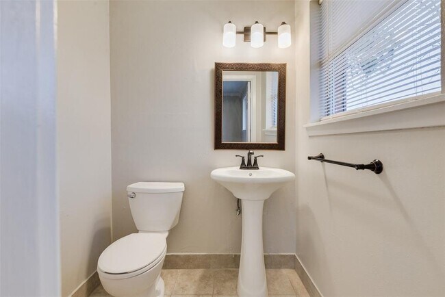 Building Photo - 2626 Hillshire Dr