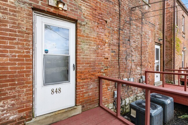 Building Photo - 848 Oak St