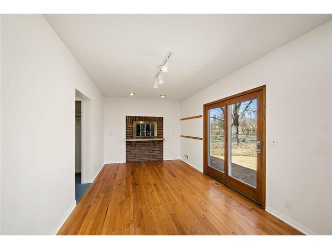 Building Photo - 953 Redwood Dr