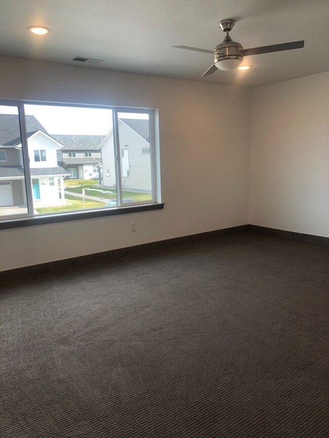 Building Photo - Two Story Town-Home! 3 Bedroom/ 2.5 Bath + 2nd Living Room! Oversized Rooms