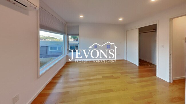 Building Photo - 5BR/4.5BA House in Seattle -- Available Now!