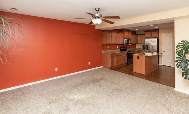 Building Photo - END UNIT!!  3 Bedroom, 2.5 Bathroom Townhome in West Des Moines!