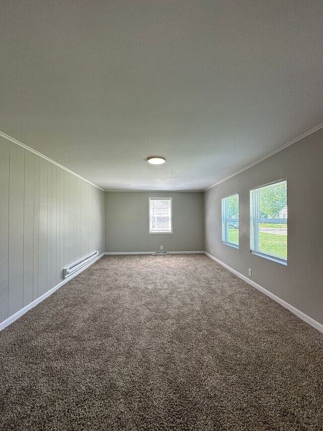 Building Photo - Backyard Nights & Front Porch Mornings — Cozy 3BR Brick Ranch in Fairlawn