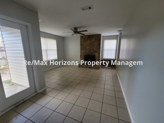 Building Photo - Nicely updated duplex!