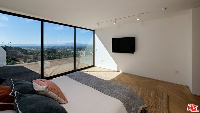 Building Photo - 3699 Alta Mesa Dr