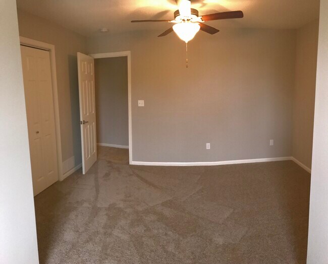 Building Photo - 4518 E Bridgewood Dr