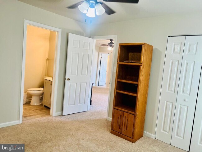 Building Photo - 1049 Gardenview Loop