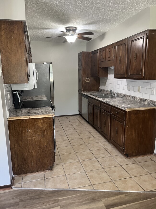Building Photo - 461 Meeds Dr