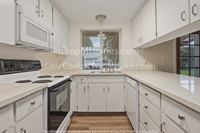 Building Photo - Three Bedroom Ranch In Central Hillsboro w/ Large Fenced Yard!