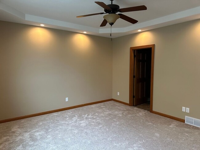 Building Photo - 4 Bedroom Townhome