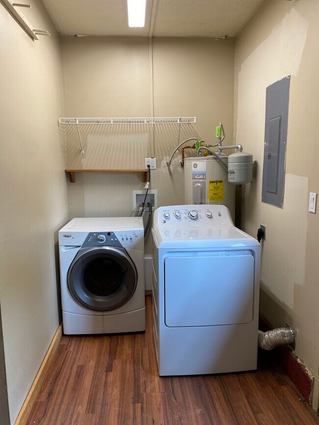 Building Photo - 1261 NE Dempsey Dr