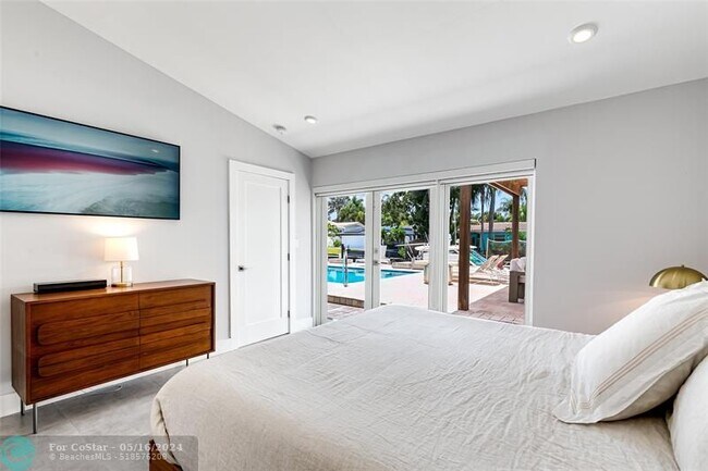 Building Photo - 1704 SW 4th Ct