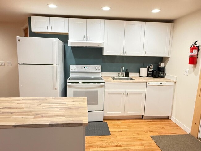 Building Photo - 1017 E Front St