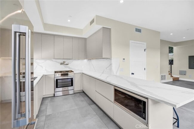 Building Photo - 1343 1/2 Seward Street Unit