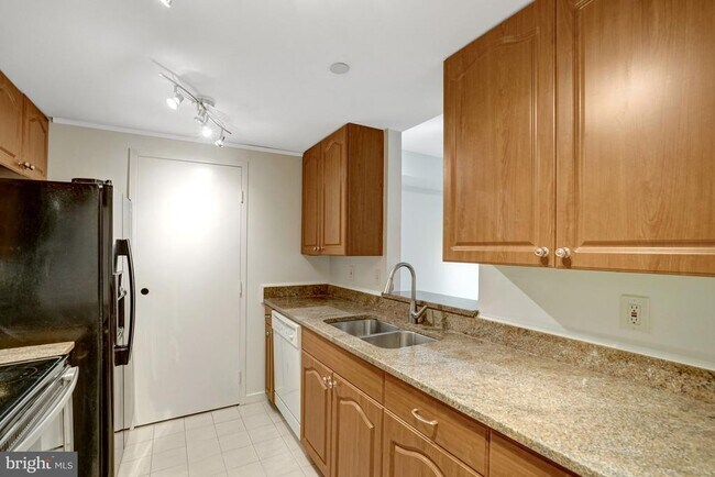 Building Photo - 1530 Key Blvd