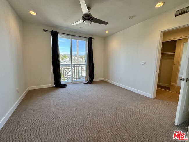 Building Photo - 6038 Carlton Way