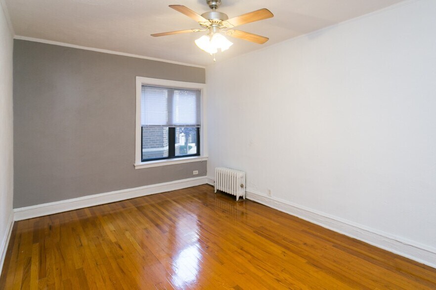 Building Photo - 633 W Cornelia Ave