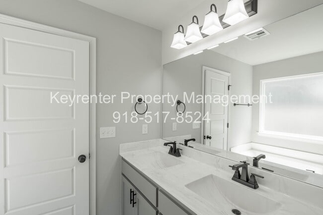 Building Photo - 3 Bed | 2 Bath in Broken Arrow!