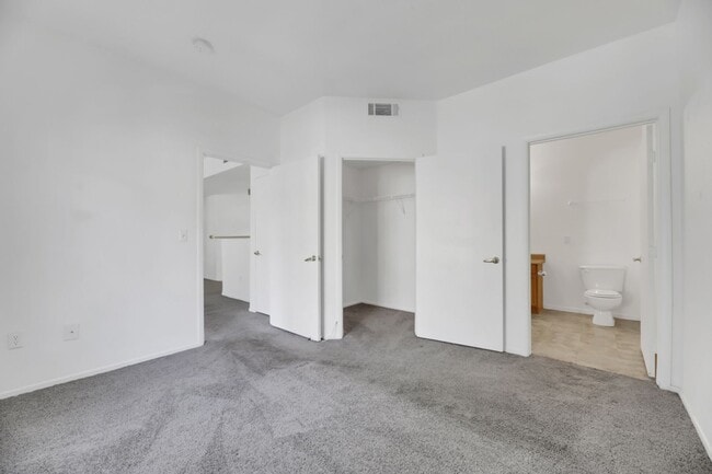 Building Photo - 2 bed/2 bath condo in a gated community