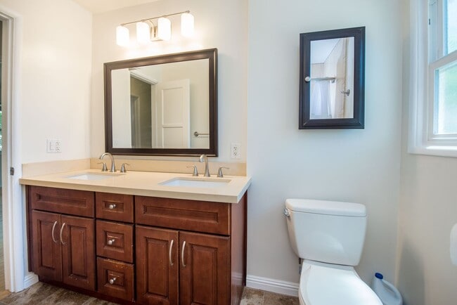 Building Photo - 20092 Bayview Ave