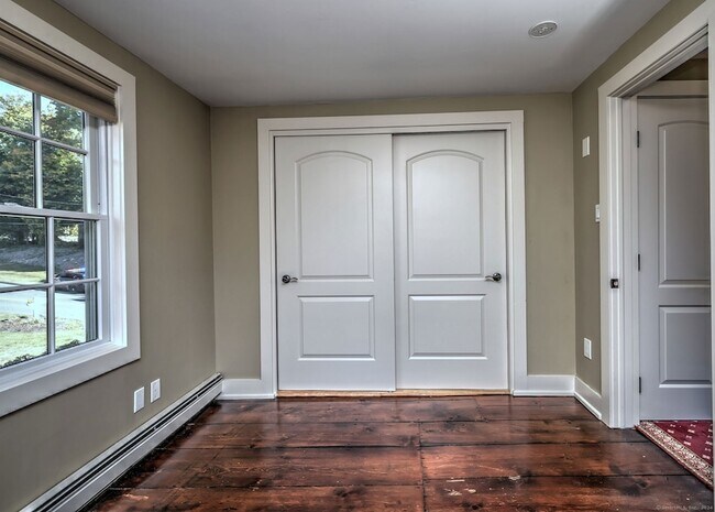 Building Photo - 1591 Huntington Turnpike